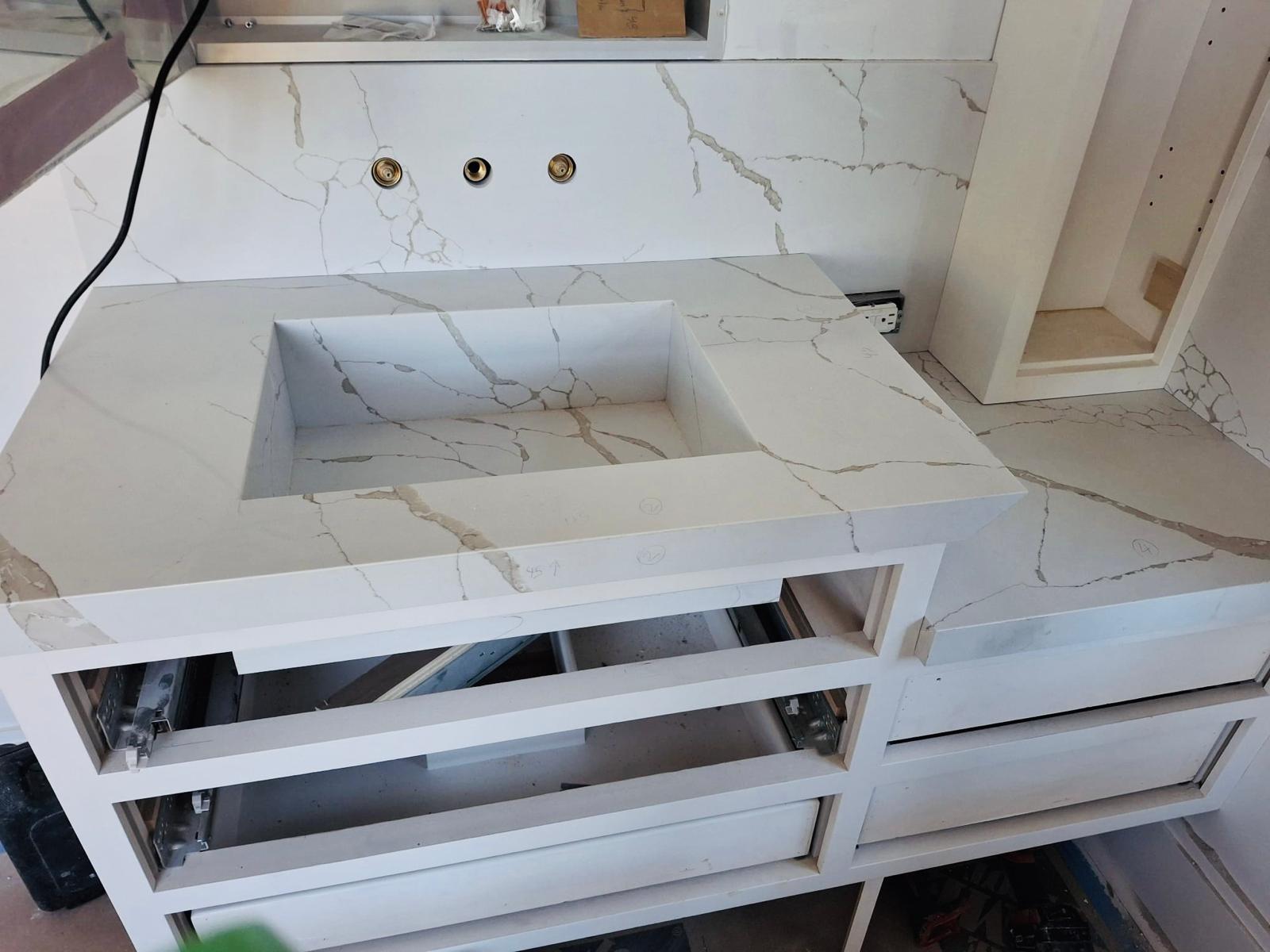 Meson de baño con undimiento blanco liso